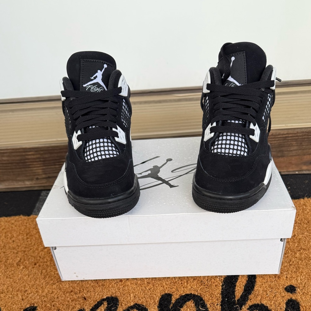 3.5 (grade school) JORDAN RETRO 4’s - WHITE THUNDER